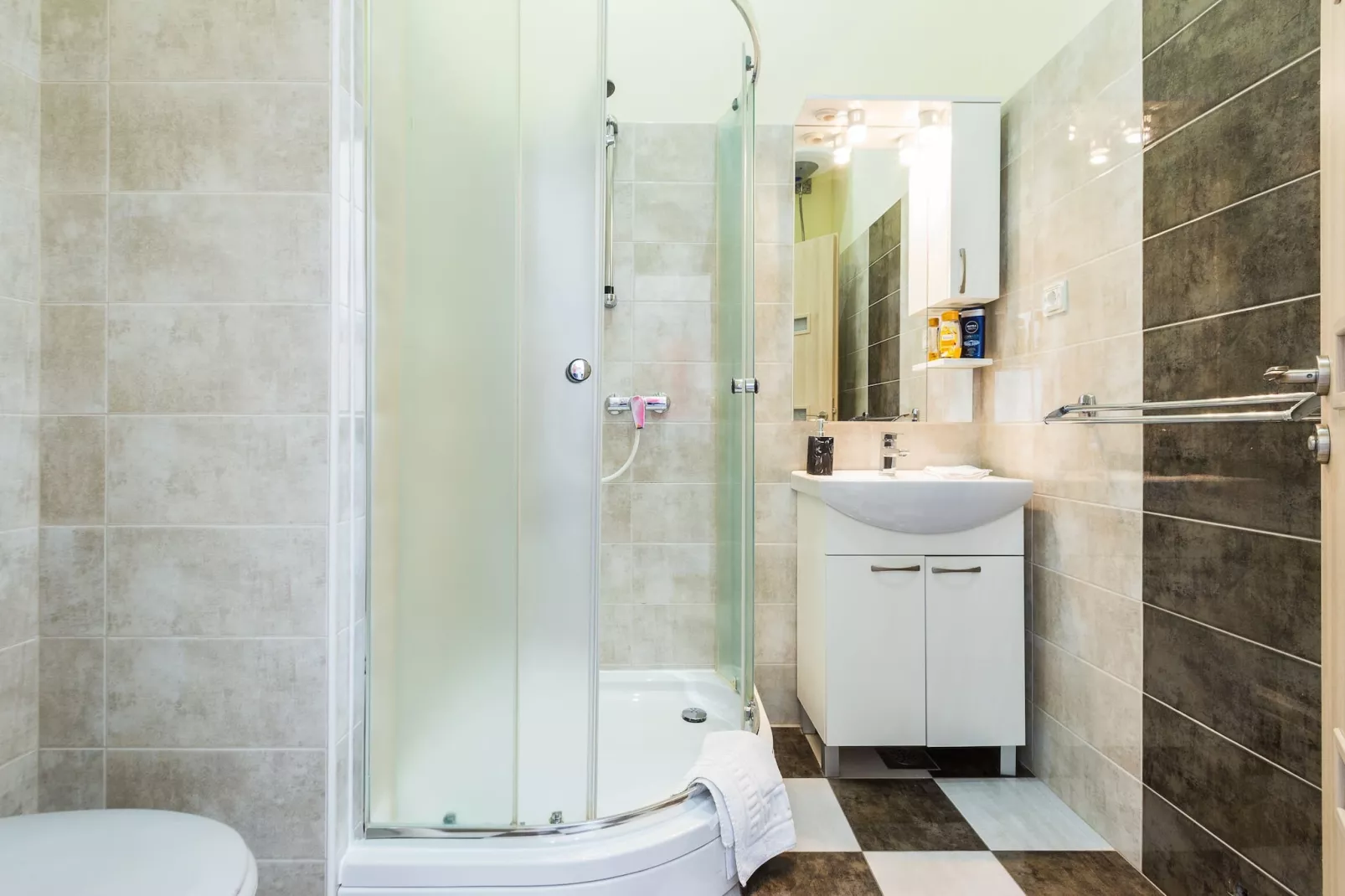 Charming and Historic Old Town Apartments - Studio Apartment-Bathroom
