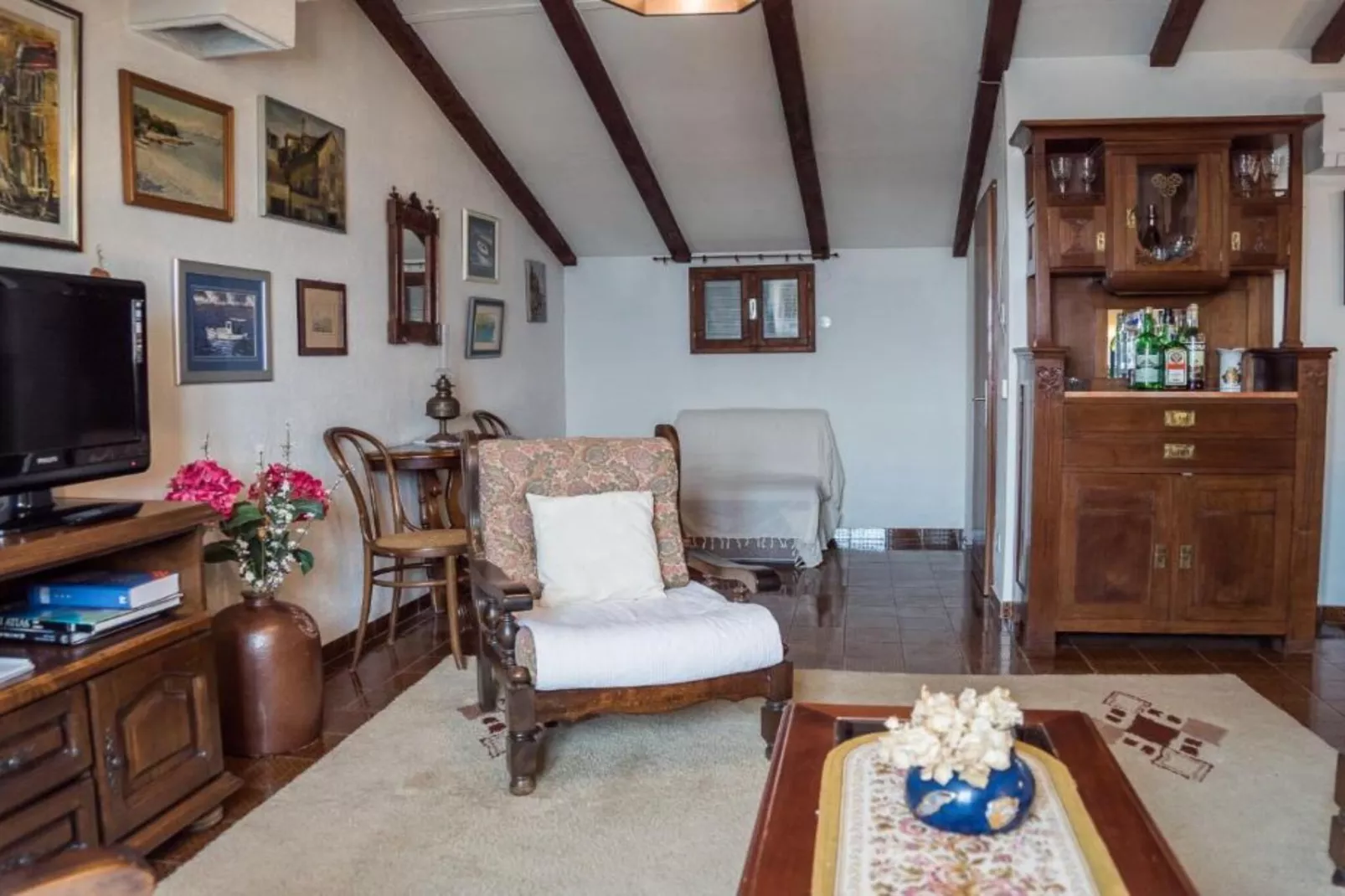Stone House Seaside Retreat on Brač Island - Two Bedroom Apartment 1-Wohnzimmer