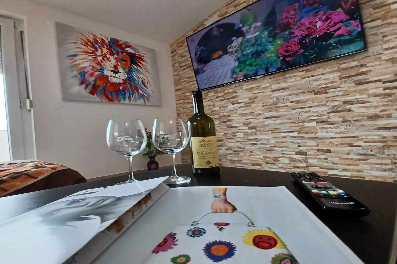 Beachfront Apartment with Balcony and Sea View-Salle à manger