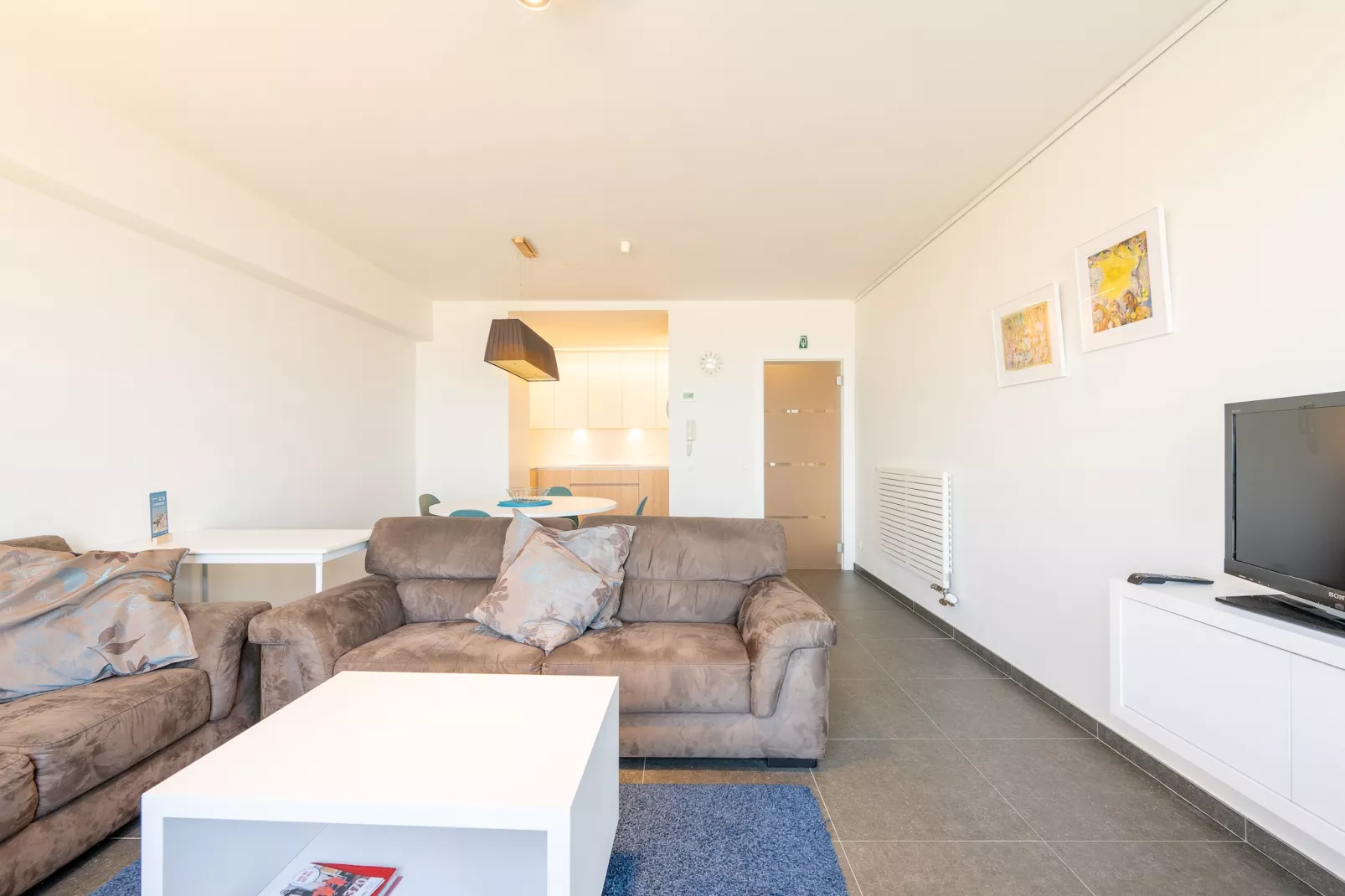STRAND 8A-Living room