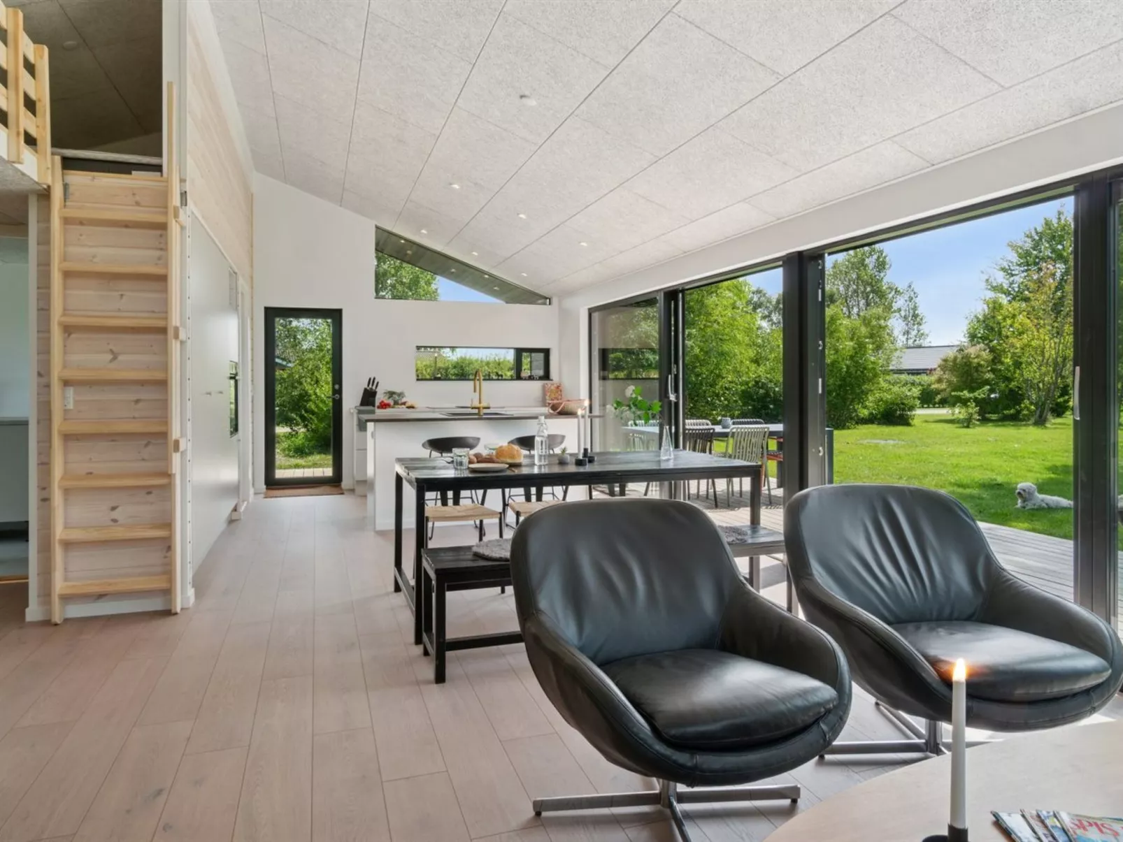 "Herulf" - 450m from the sea-Drinnen