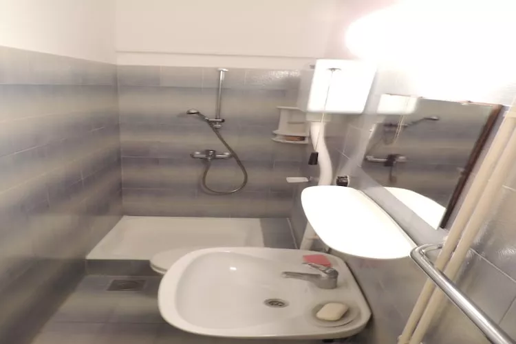 Apartments Majkovica- Double Room with Private External Bathroom-Bathroom