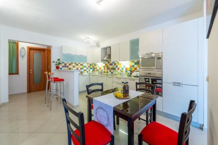 Feel Good Apartment - Two-Bedroom Apartment with Terrace and Garden View-Kitchen