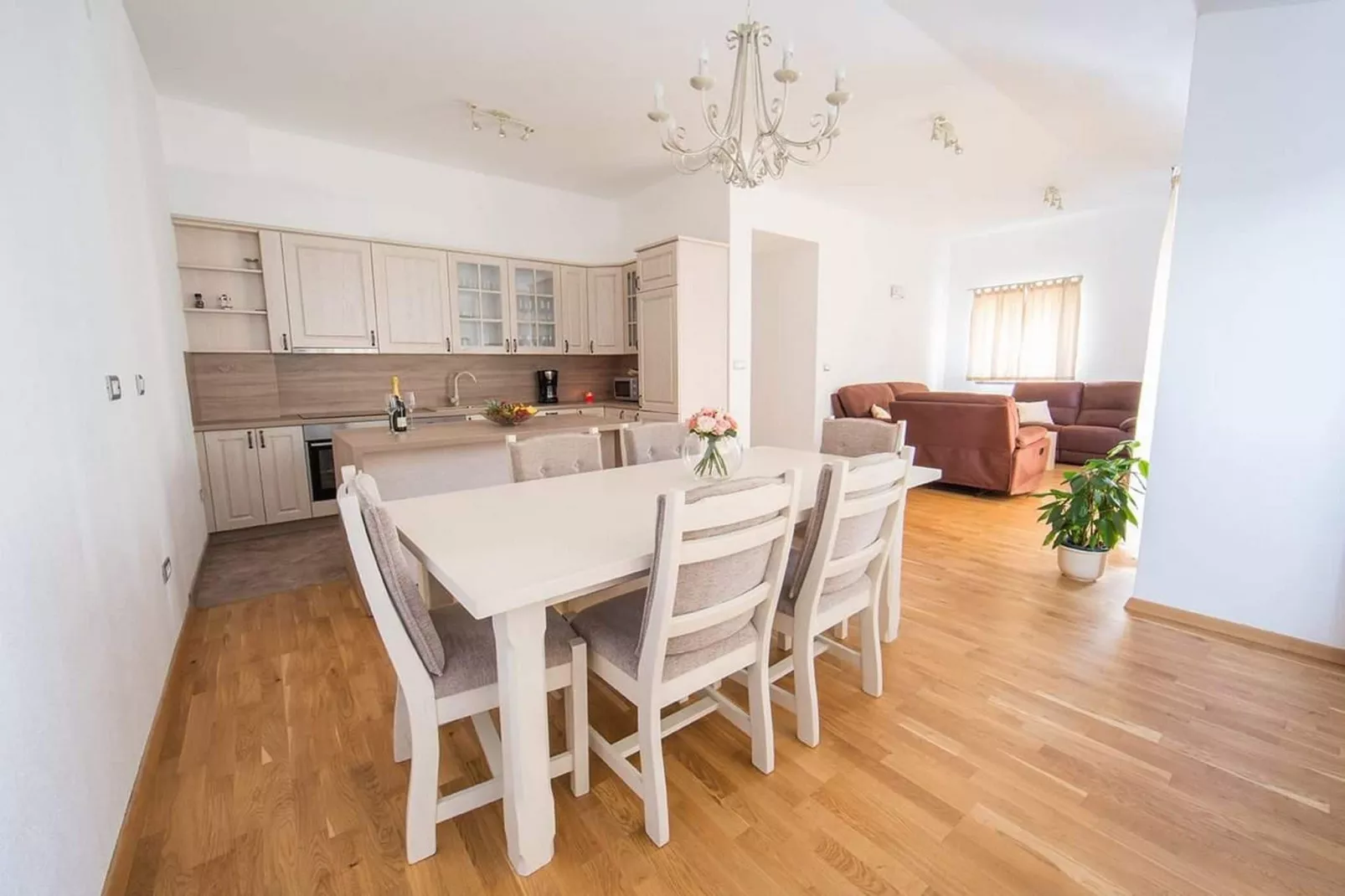 Holiday Home J&D No.2-Nine Bedroom House with Pool-Cuisine