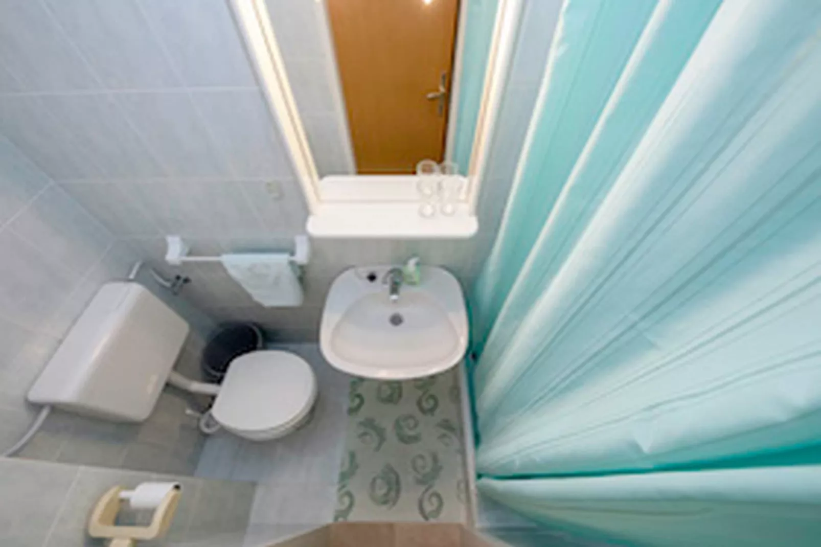 Apartments & Rooms Green Bay - Double Room with Balcony and Sea View (Room 1)-Badezimmer