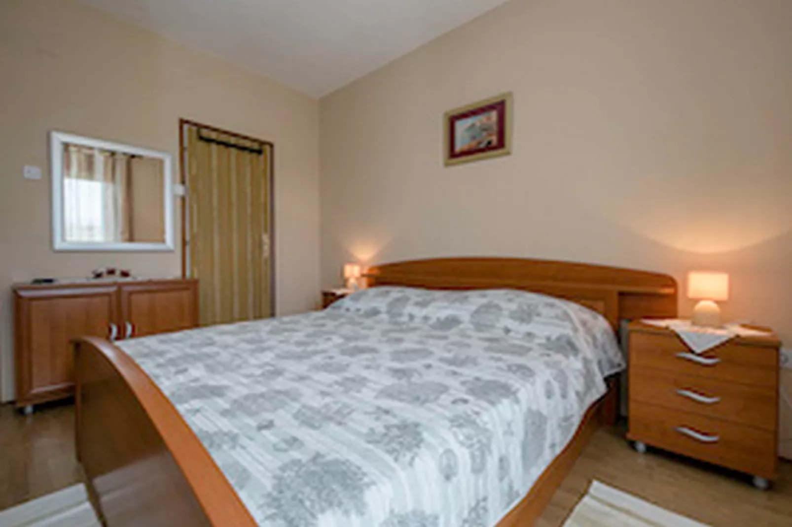 Apartments & Rooms Green Bay - Double Room with Balcony and Sea View (Room 3)-Schlafzimmer
