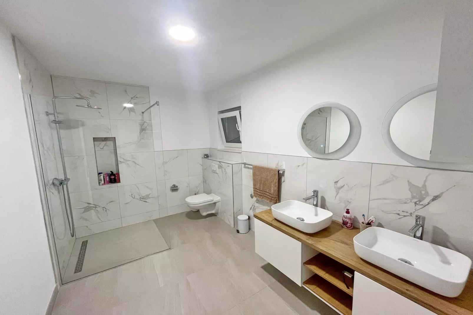 Villa Zuzul - Four Bedroom Villa with Swimming Pool-Badezimmer