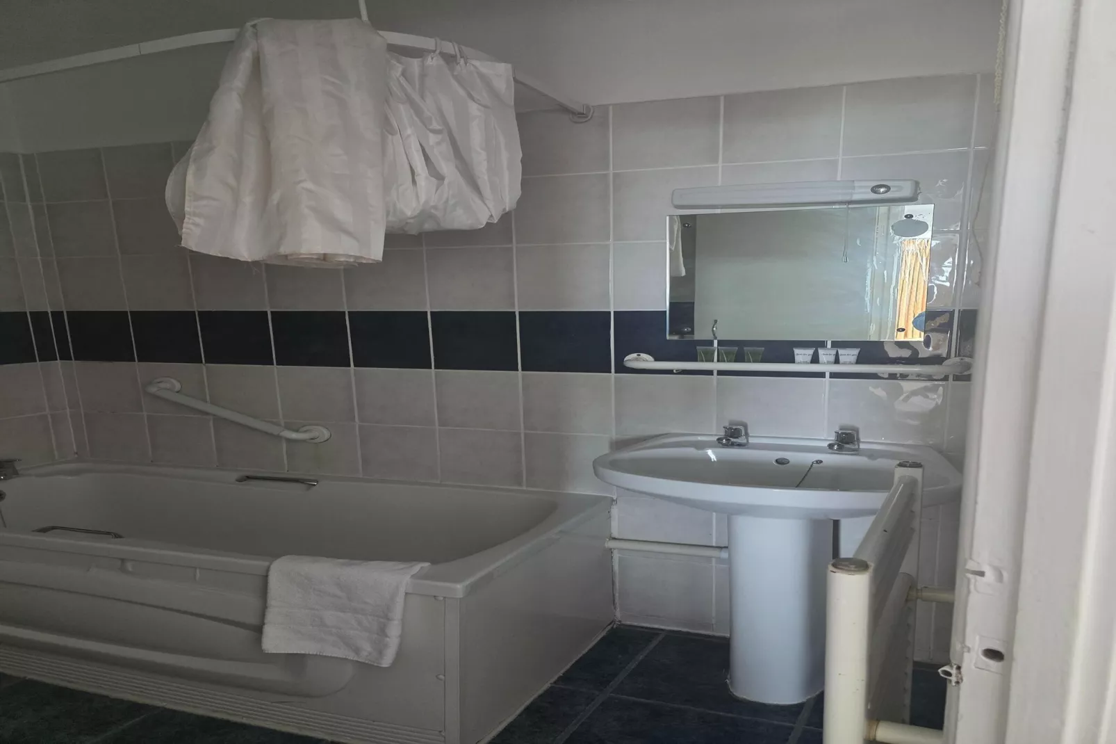 Russel Triple Room-Bathroom