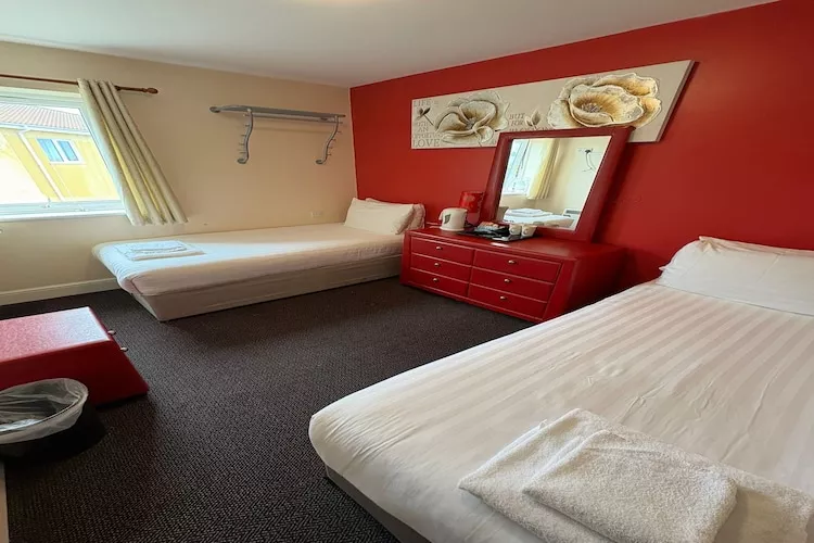 GO2 Gloucester Hotel by OYO  Twin Room-Bedroom