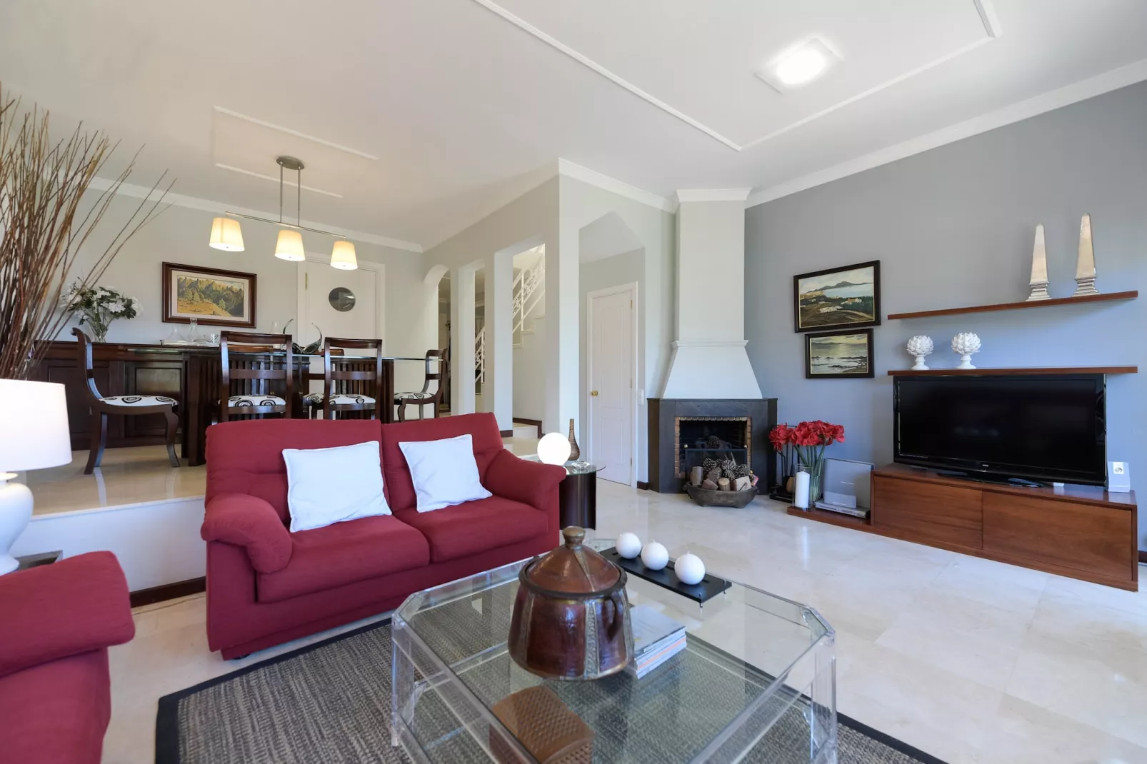 House with cozy garden BBQ and free parking-Living room