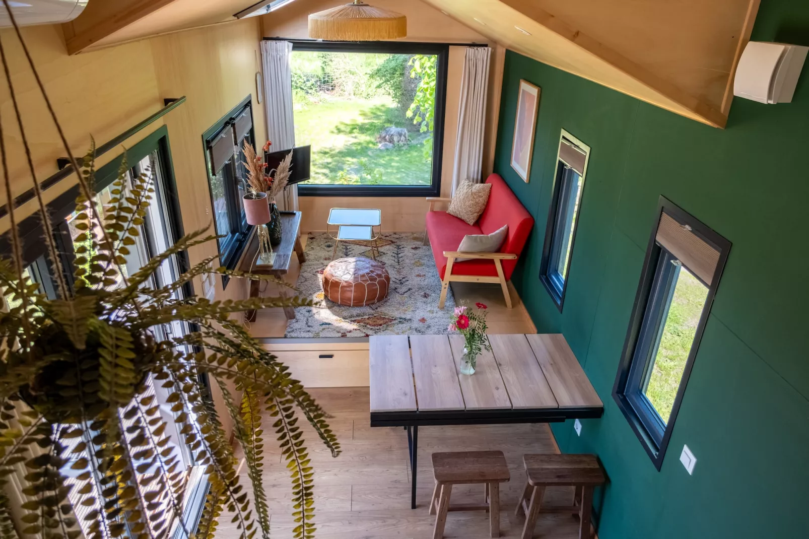 Groepsaccommodatie voor 20 personen + 5 Tiny Greenhouses voor 2 tot 4 personen-Living room