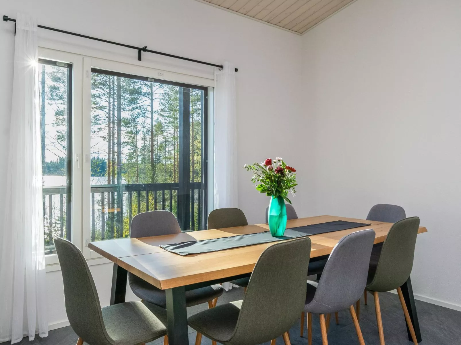 Järven idylli-Inside