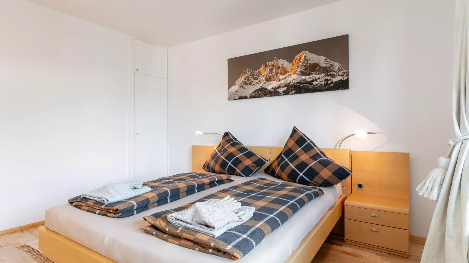 Valerie-Bedroom