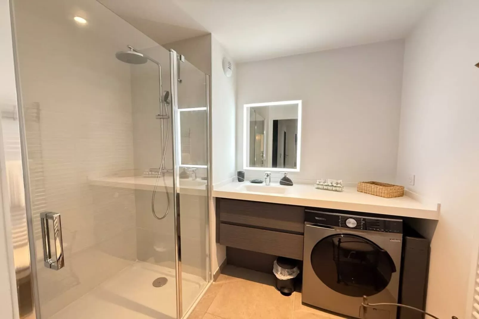 B704-Badezimmer
