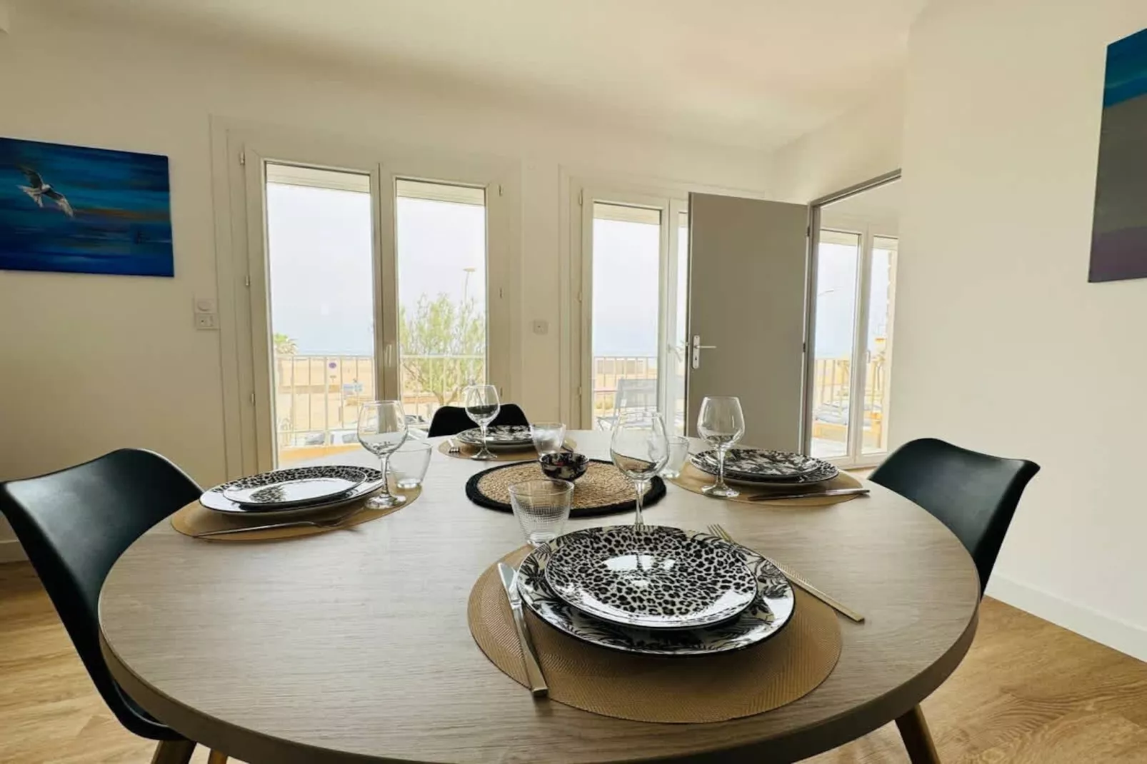 24 Balcon sur la Méd-Dining room