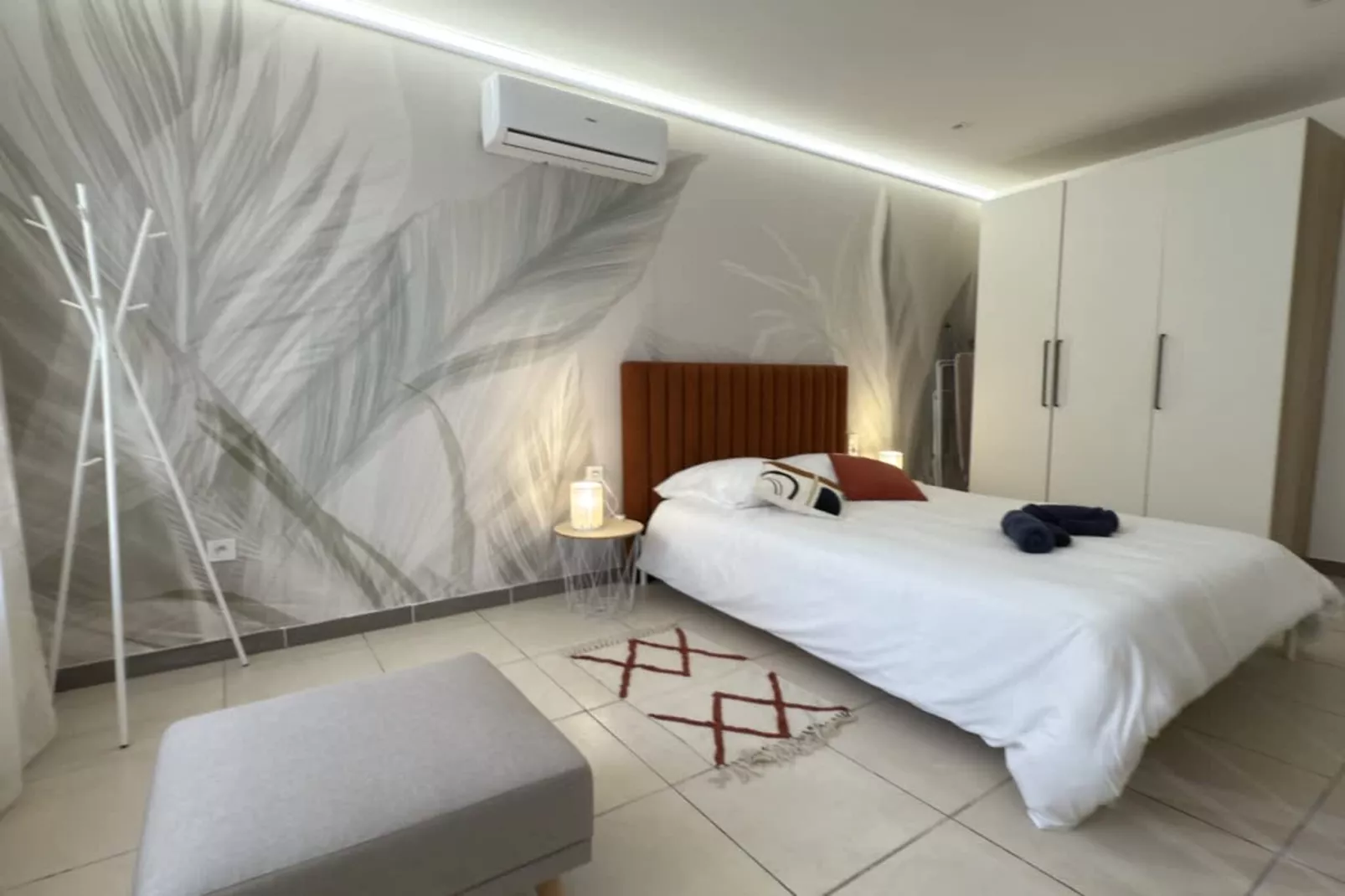 99 STUDIO-Bedroom