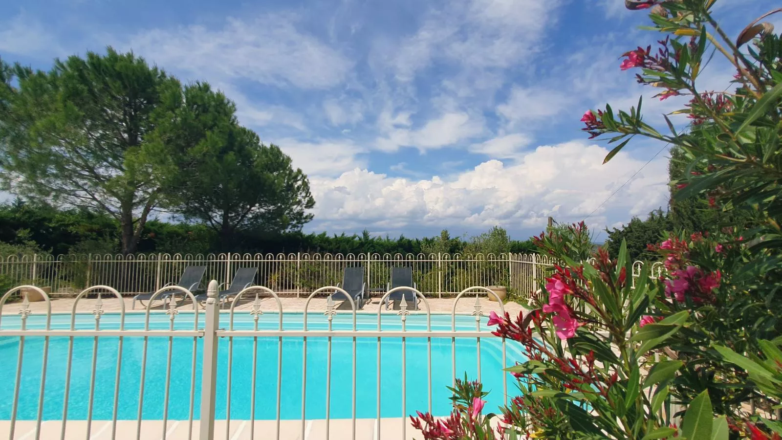 Le Rêve de Montbrun-Piscine