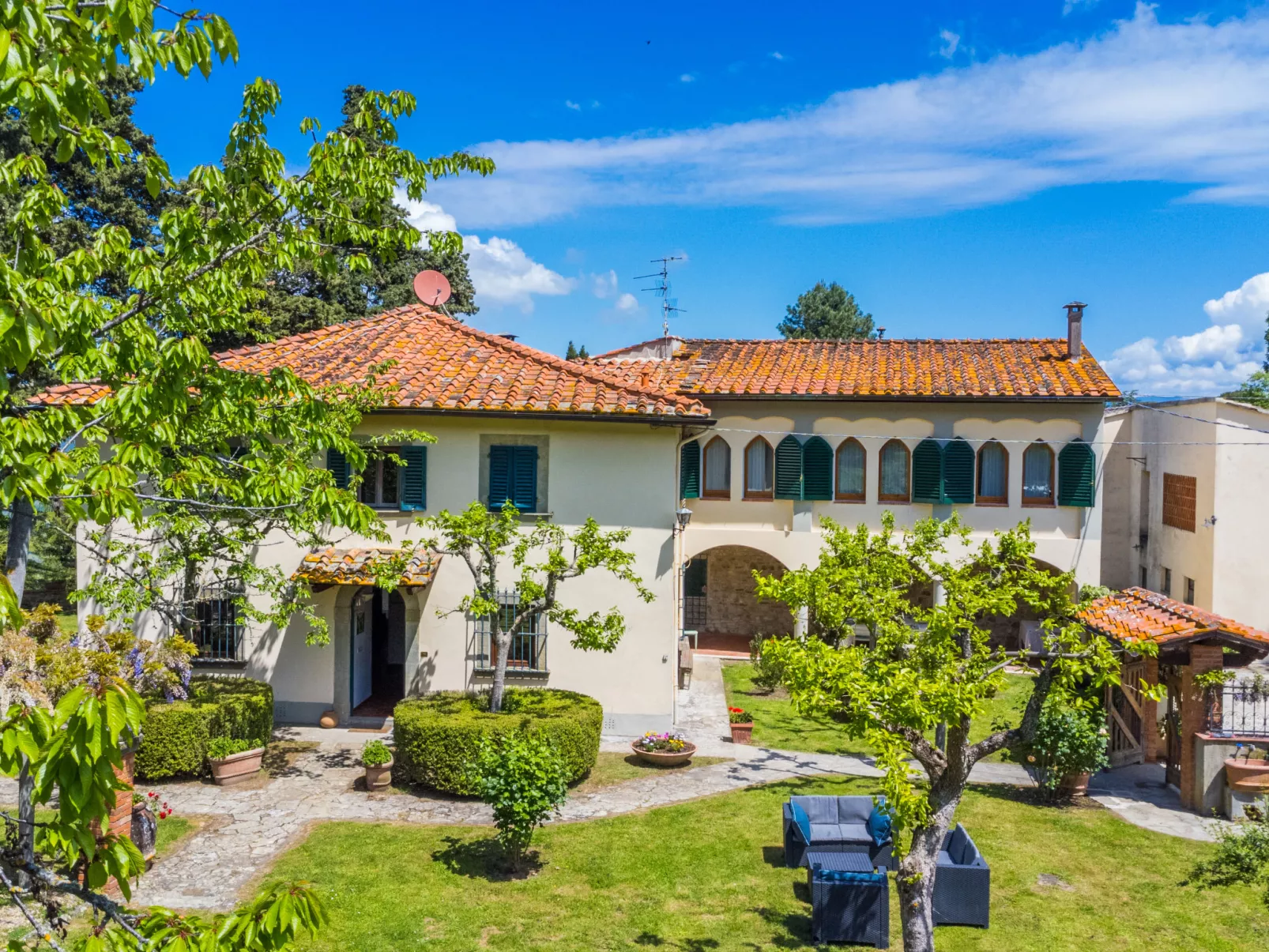 Borgo Castagnoli-Outside