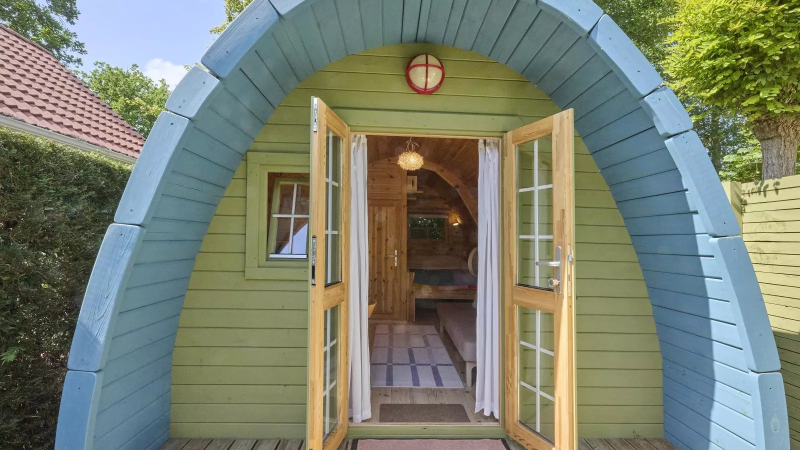 Tiny House Jet-Exterior in summer