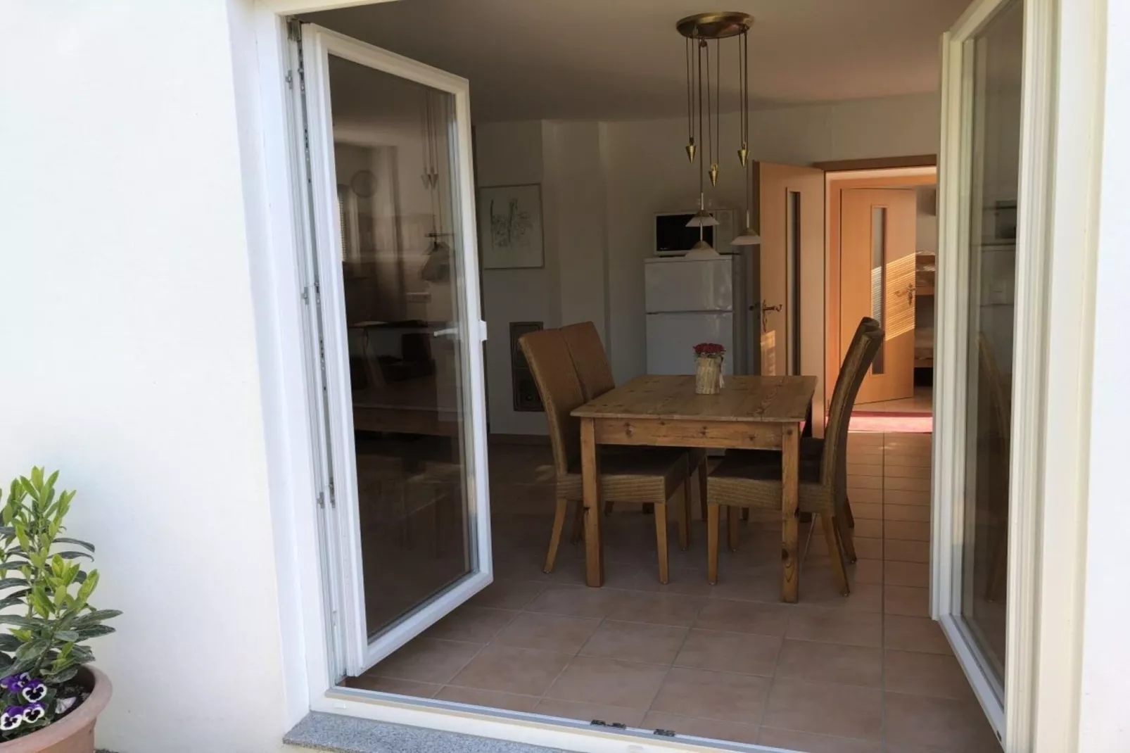 453495-Dining room