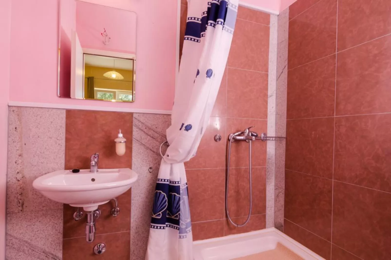 Apartments & Rooms Tapera- Comfort One-Bedroom Apartment with Terrace and Garden View ( NARANČASTI 1 )-Badezimmer