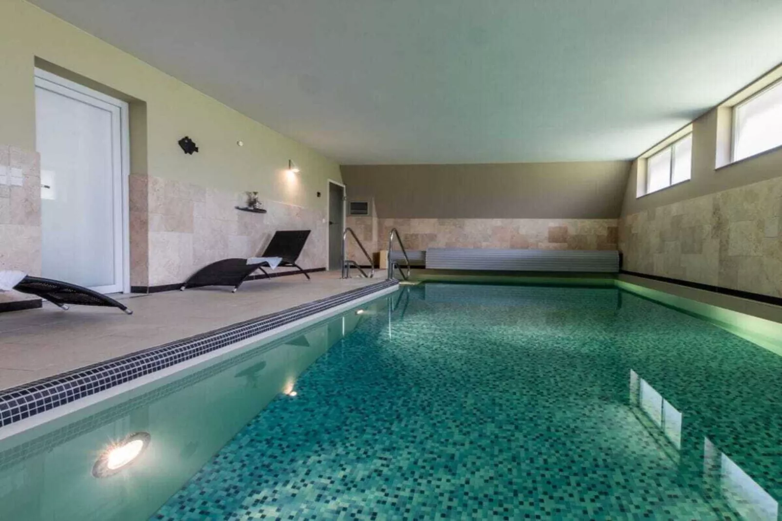 404321-Swimming pool