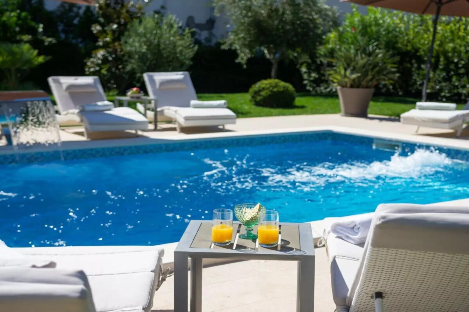 468555-Swimming pool