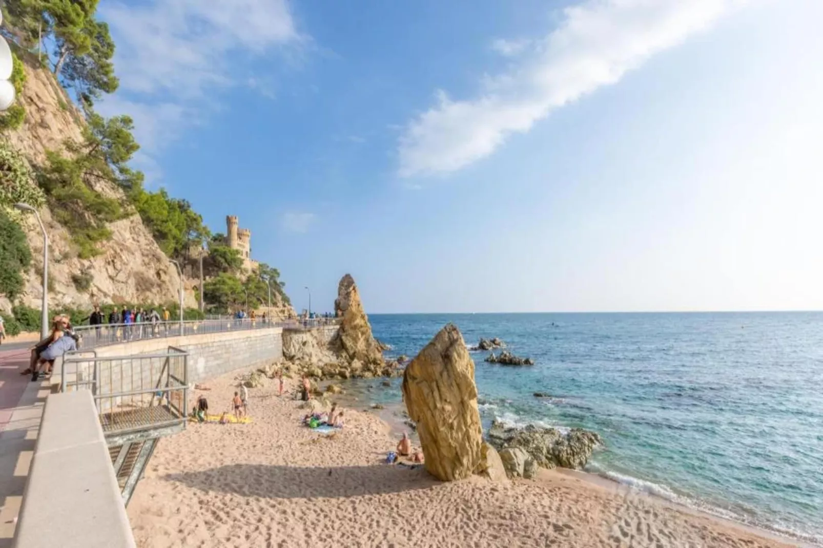 Vila-Areas within 5km in summer