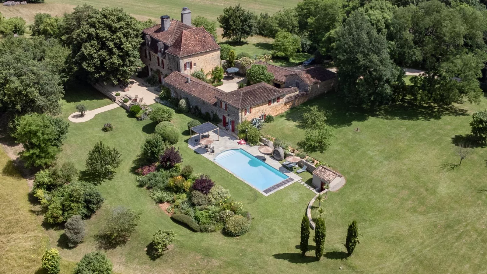 Petit gite Saint Martin le Redon-Exterior in summer