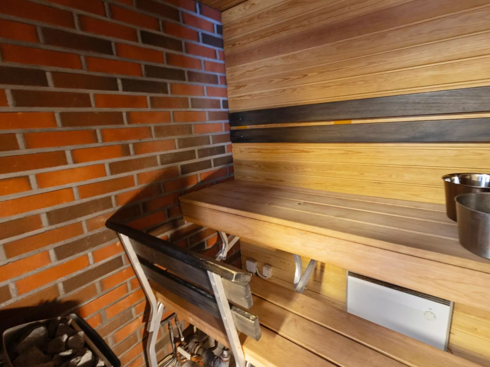 Mustalampi 5 satakieli-Inside