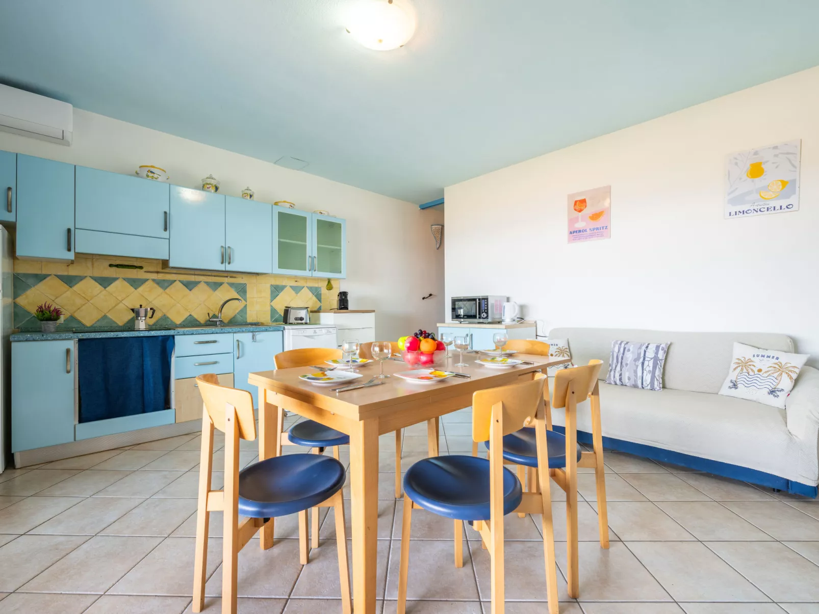 Porto Corallo-Inside