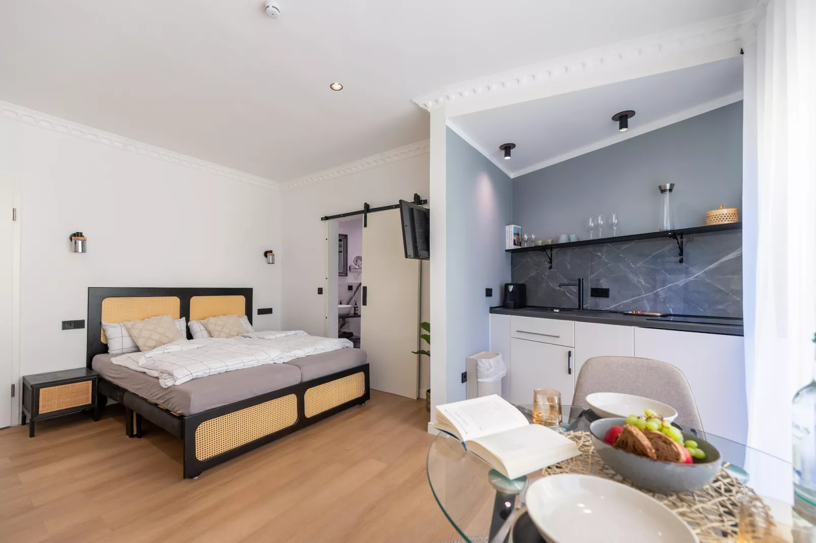 Modern Stay Studio mit Balkon-Living room