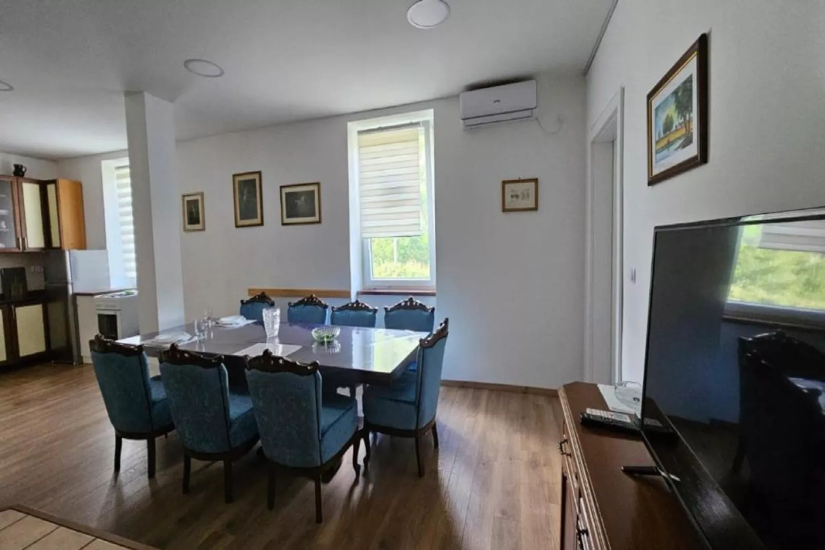 Apartment Gracac - Two Bedroom Apartment with Terrace-Esszimmer