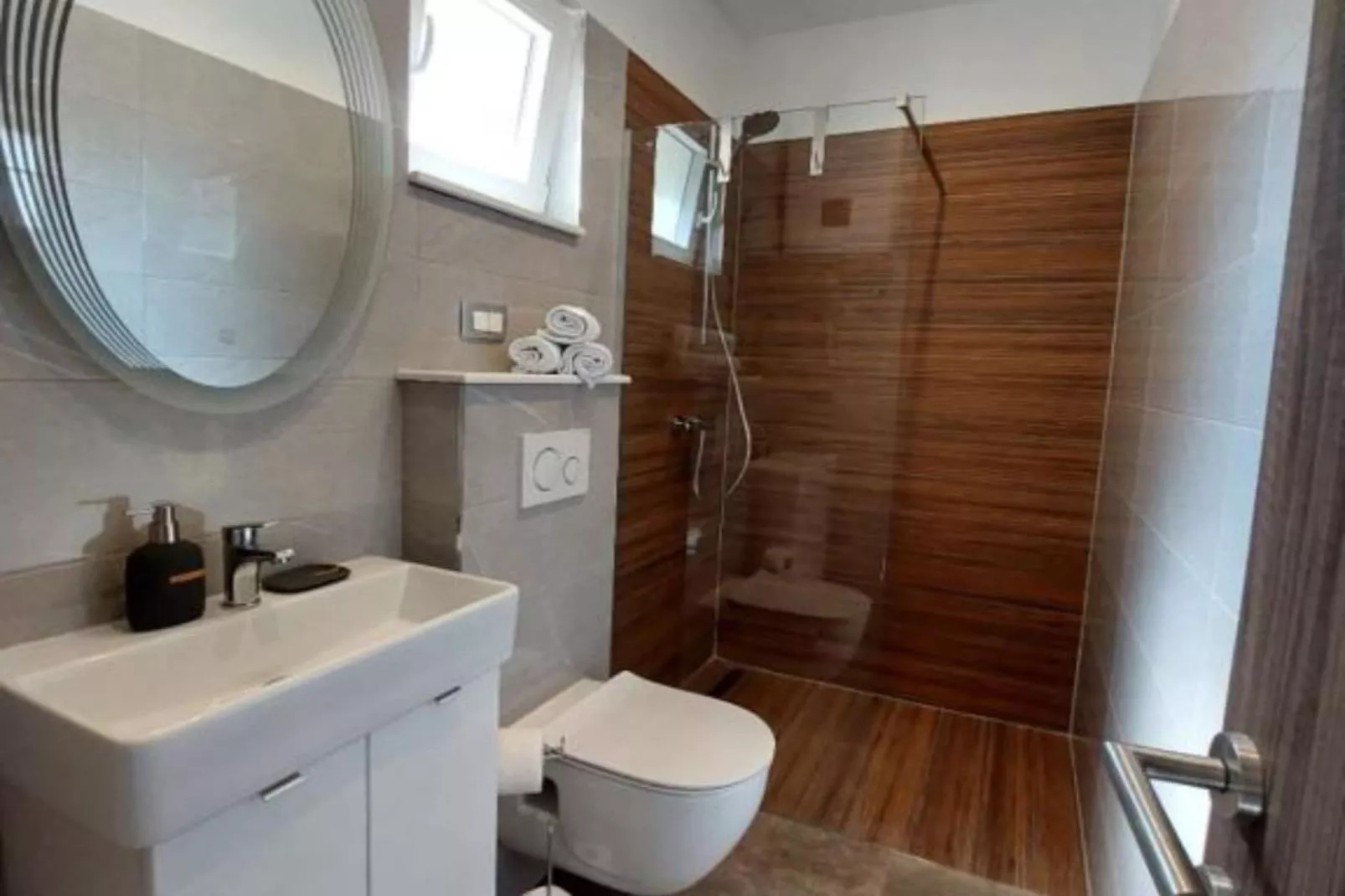 Villa Tamaris - Two Bedroom Holiday Home with Terrace and Swimming pool-Bathroom