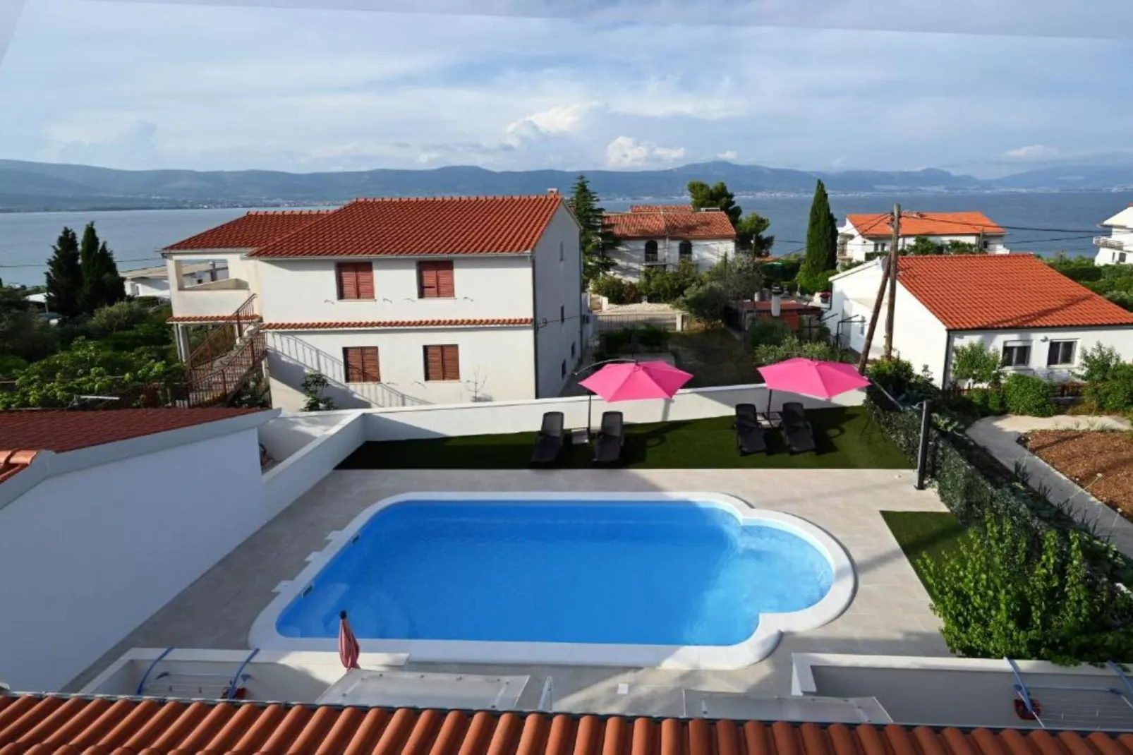 Apartments Mihovilović - 50 m from beach - Superior Two Bedroom Apartment with Balcony and Sea View (A3)-Extérieur