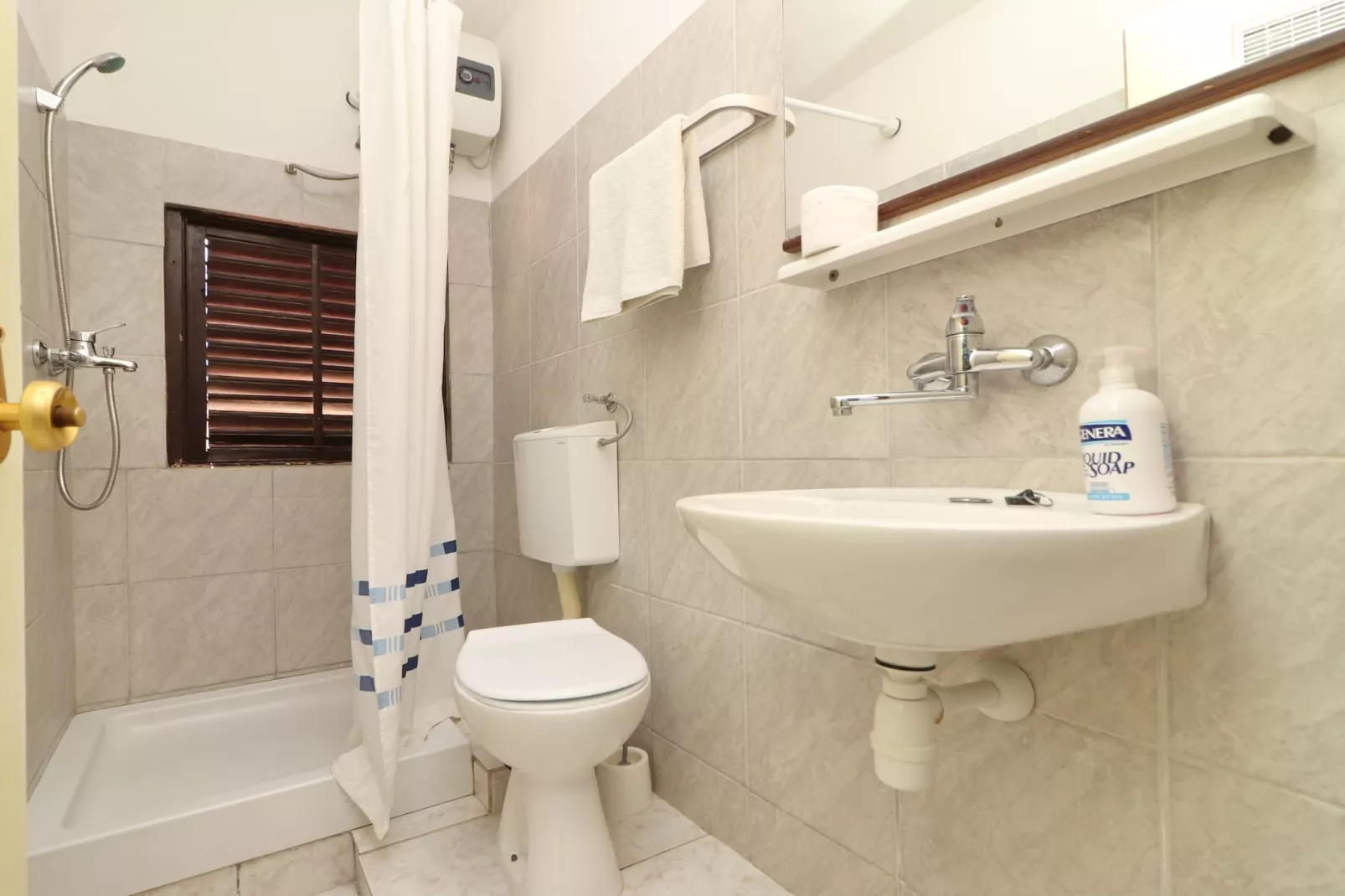 Apartments Karbuni By The Sea - One Bedroom apartment with Terrace and Sea View (A4) U REDU-Badezimmer