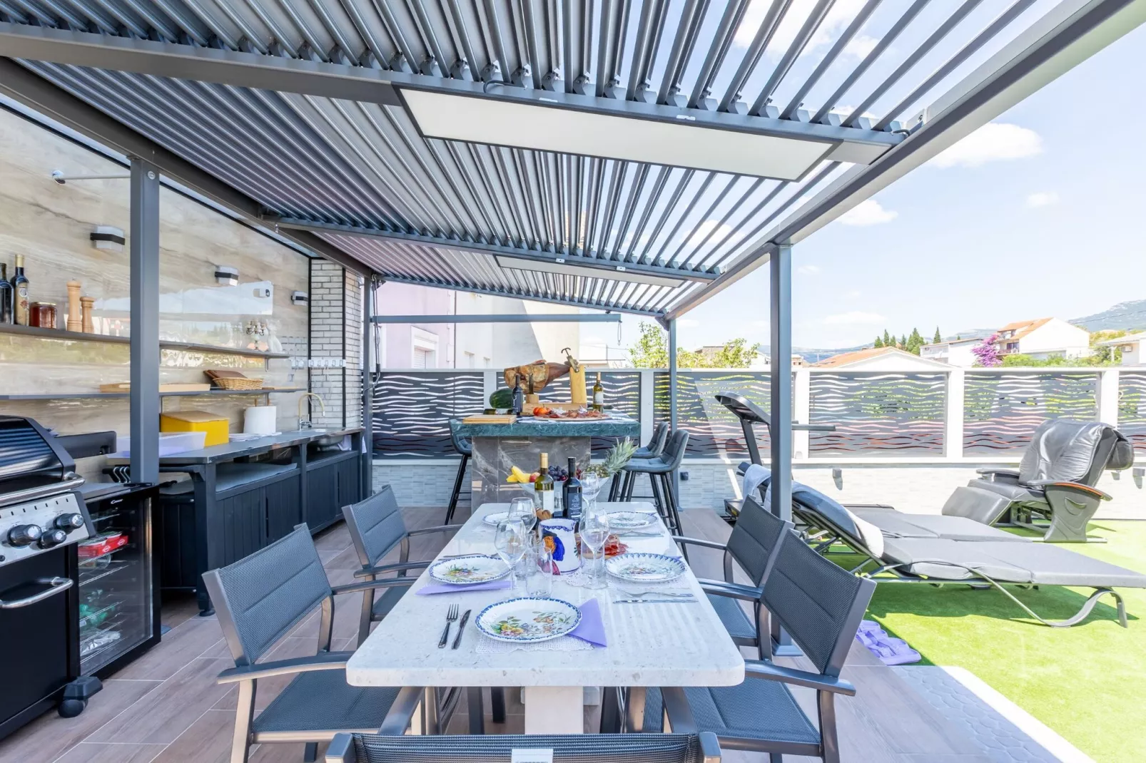 Apartment Merita - Two Bedroom Apartment with Balcony-Esszimmer