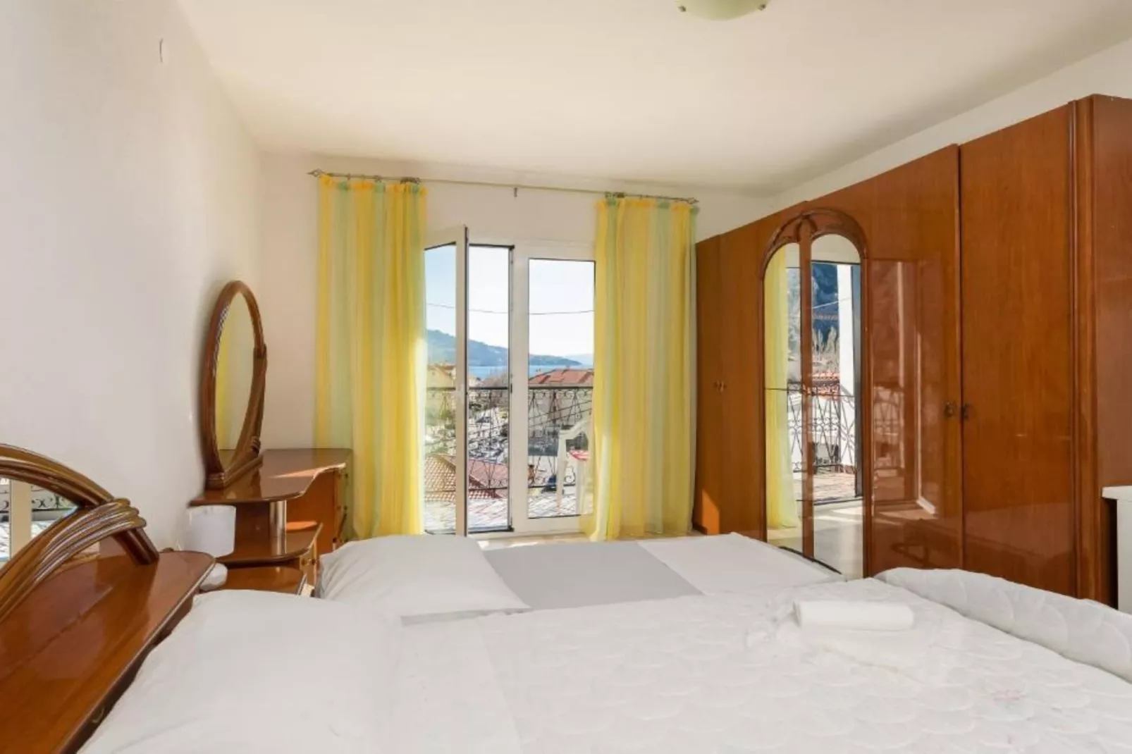 Omis River & Sea Escape - One Bedroom Apartment with Balcony and Sea View-Schlafzimmer