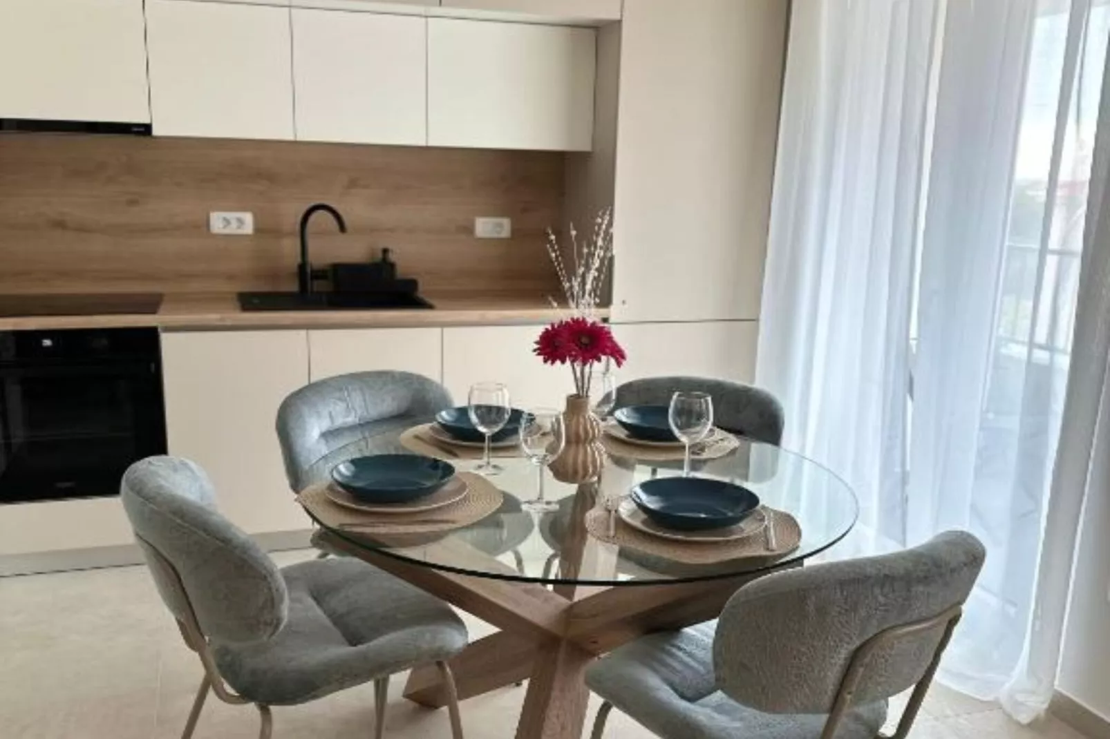 One Bedroom Apartment with  Balcony and City View-Esszimmer