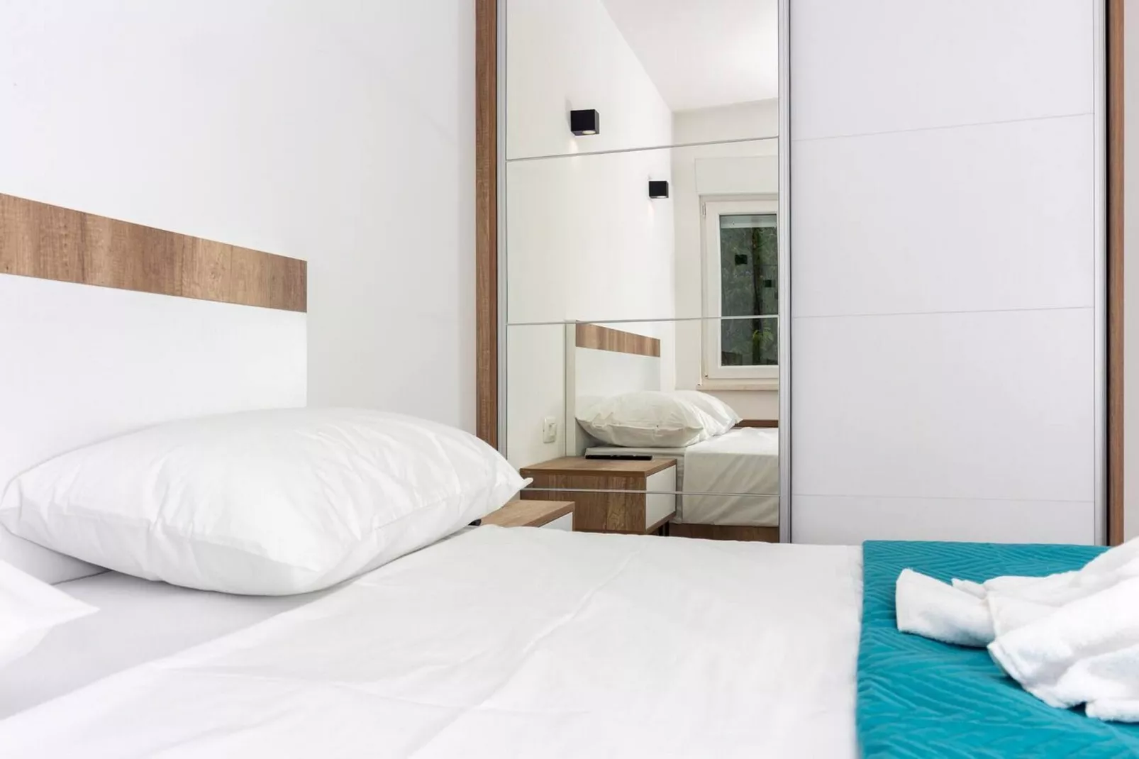Modern Apartments with Private Balcony - Deluxe One Bedroom Apartment (Owner S3)-Chambre