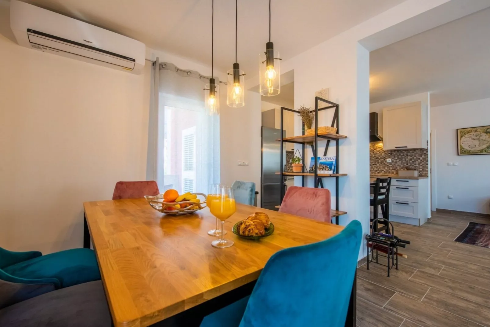 Charming and Tranquil Kastel Gomilica Apartment with Balcony and Patio - Three Bedroom Apartment-Esszimmer