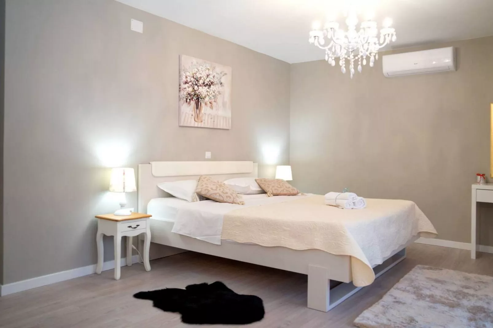 Peaceful Escape with Mountain Views, Heated Pool and Modern Amenities in Radošić - Four Bedroom Villa-Schlafzimmer