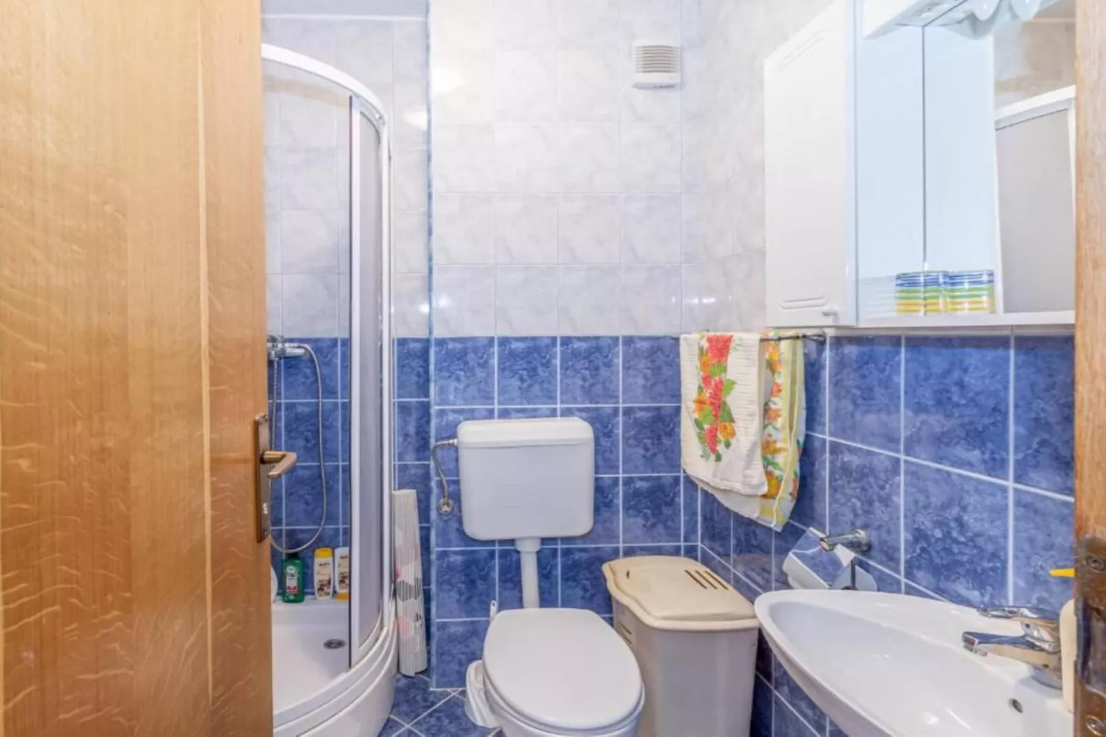 Charming and Cozy Okrug Gornji Apartment with Balcony - One Bedroom Apartment with Balcony-Salle de bain
