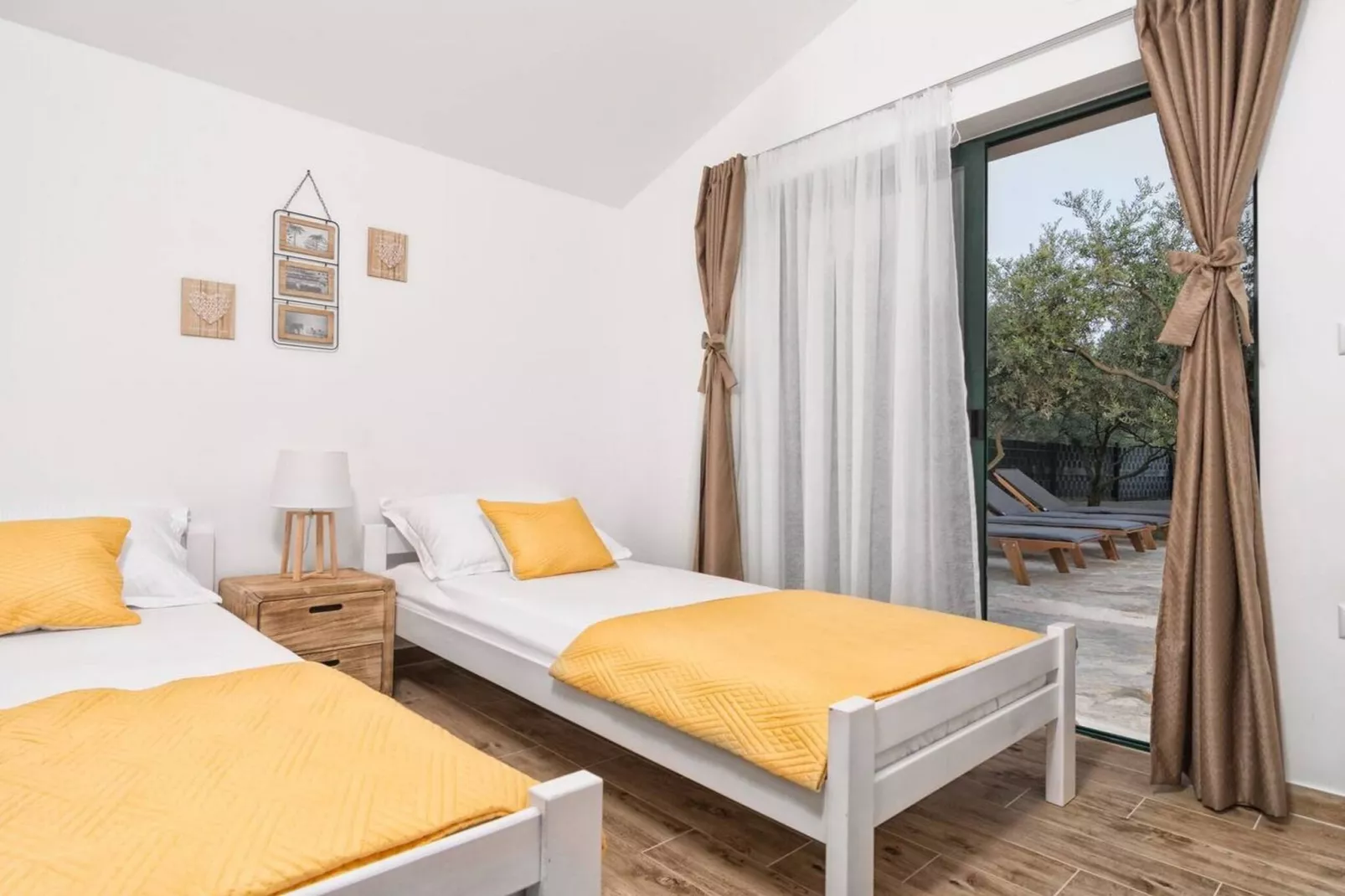 Hidden Gem Holiday Home with Pool in Kastel Stafilic - Two Bedroom Holiday Home with Pool-Chambre