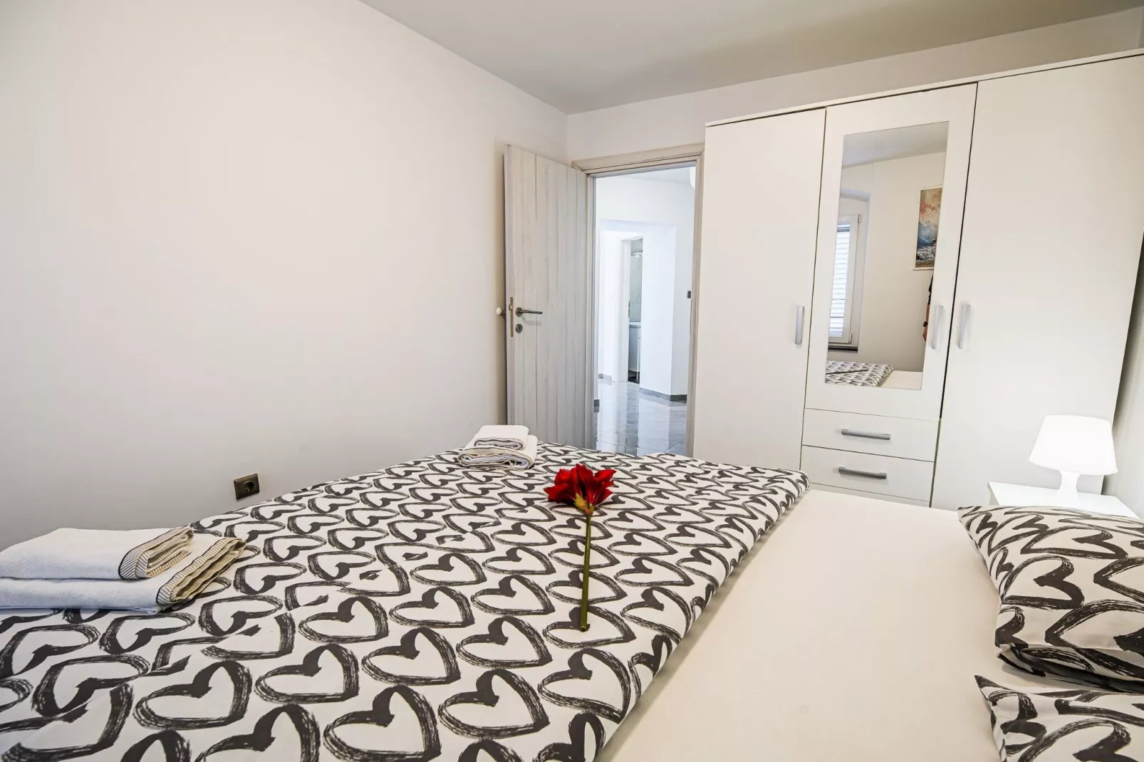 Sleek and Stylish Umag Apartments with Sea View - Two Bedroom Apartment with Balcony-Chambre