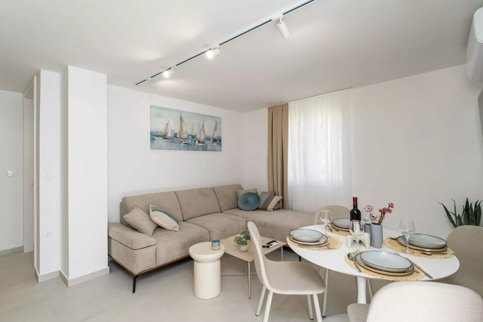 Modern City Escape with Balcony - Near the Ferry Port-Wohnzimmer
