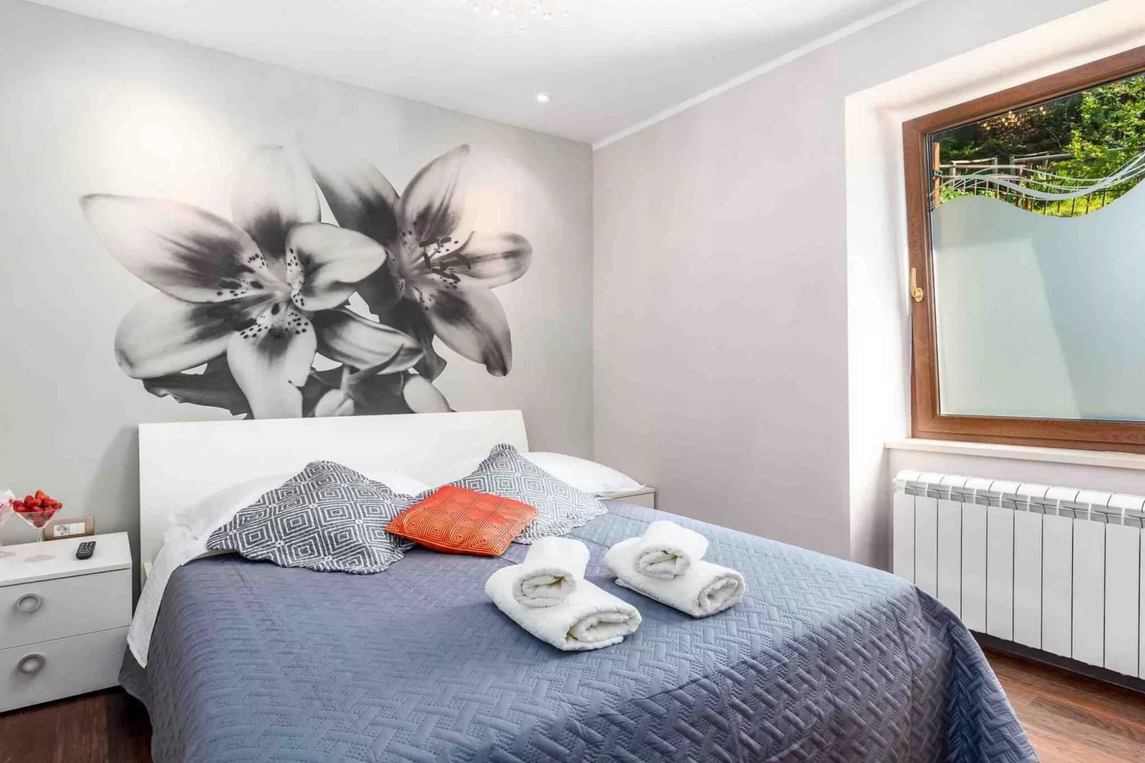 Modern Comfort with Shared Pool, Balconies & Lush Green Surroundings - One Bedroom Apartment (Romantic)-Chambre