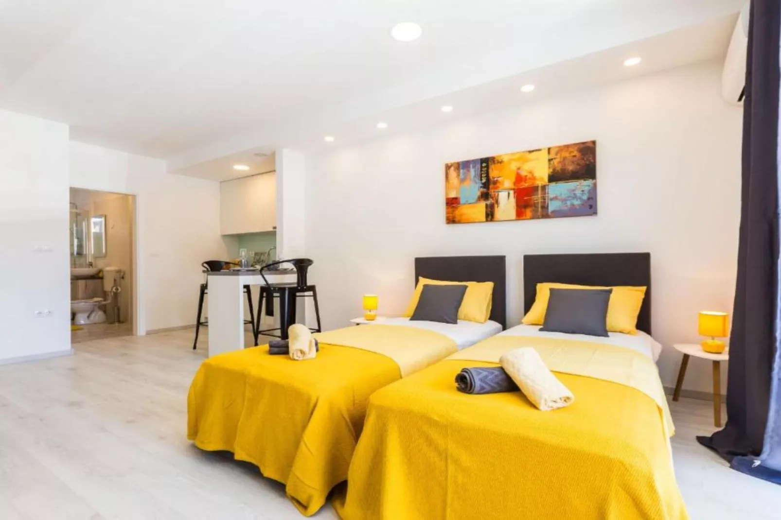 Charming Zadar Apartment Near Old Town with Convenient Access to Beaches Apartman ( 2 )-Schlafzimmer