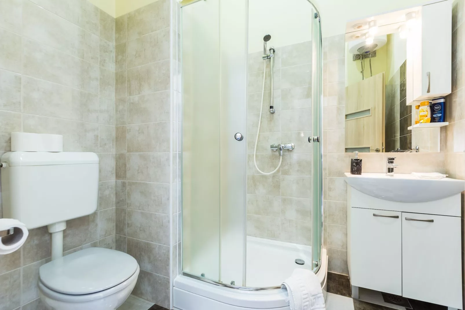 Charming and Historic Old Town Apartments - Studio Apartment-Bathroom