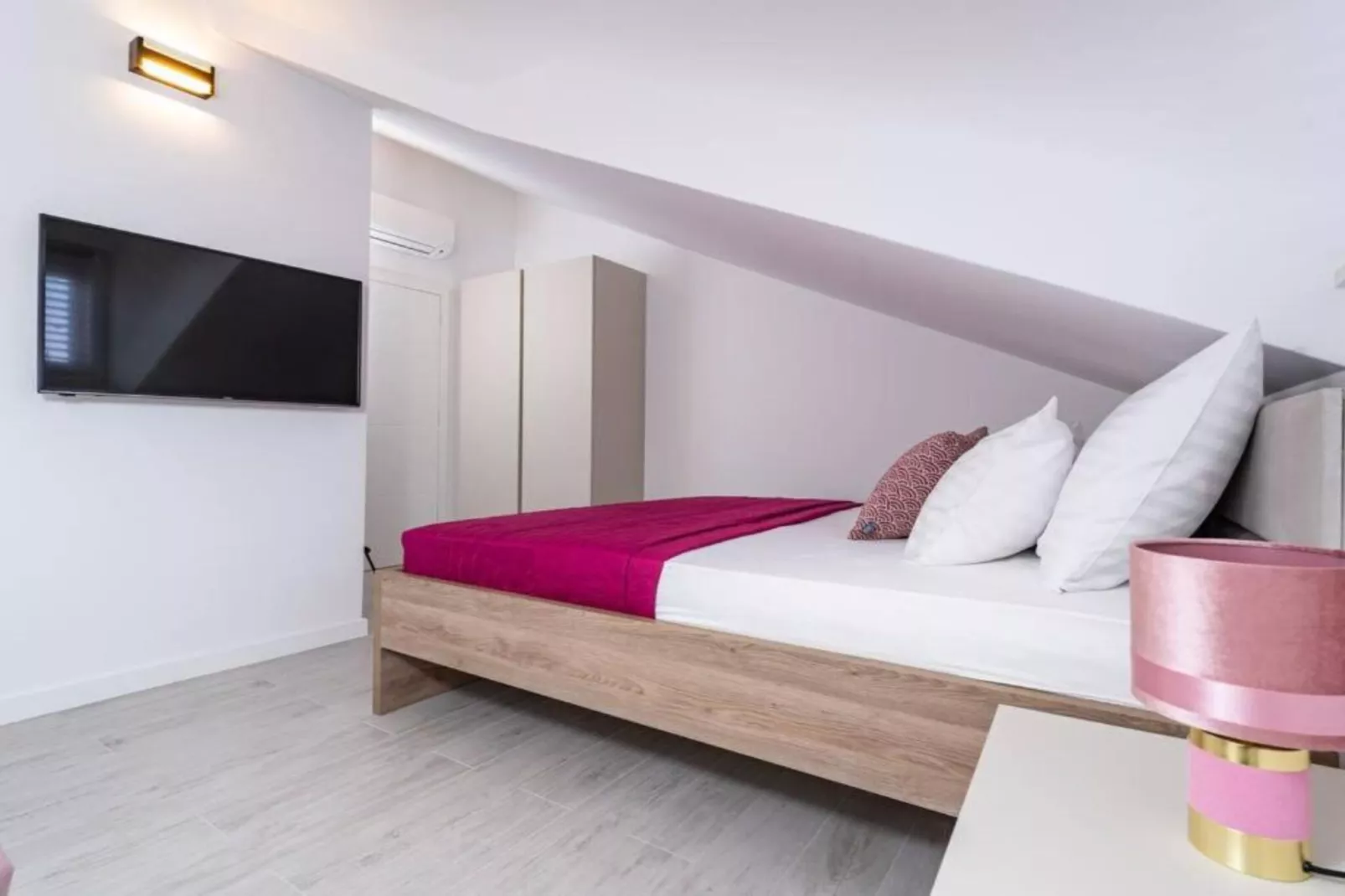 Friends & Family Home - Four Bedrooms Apartment-Bedroom